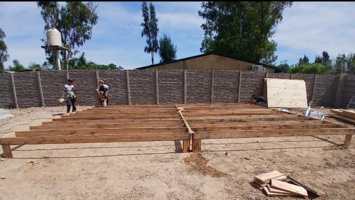 Base de madera nivelada al inicio del armado de la vivienda