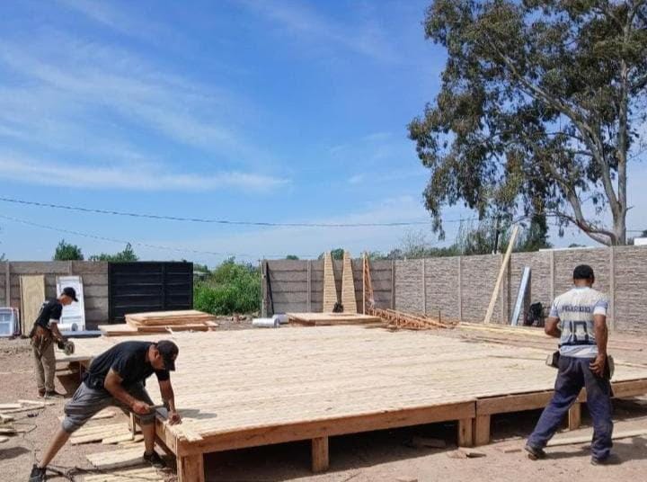 Operarios trabajando sobre la plataforma de madera ya entablonada