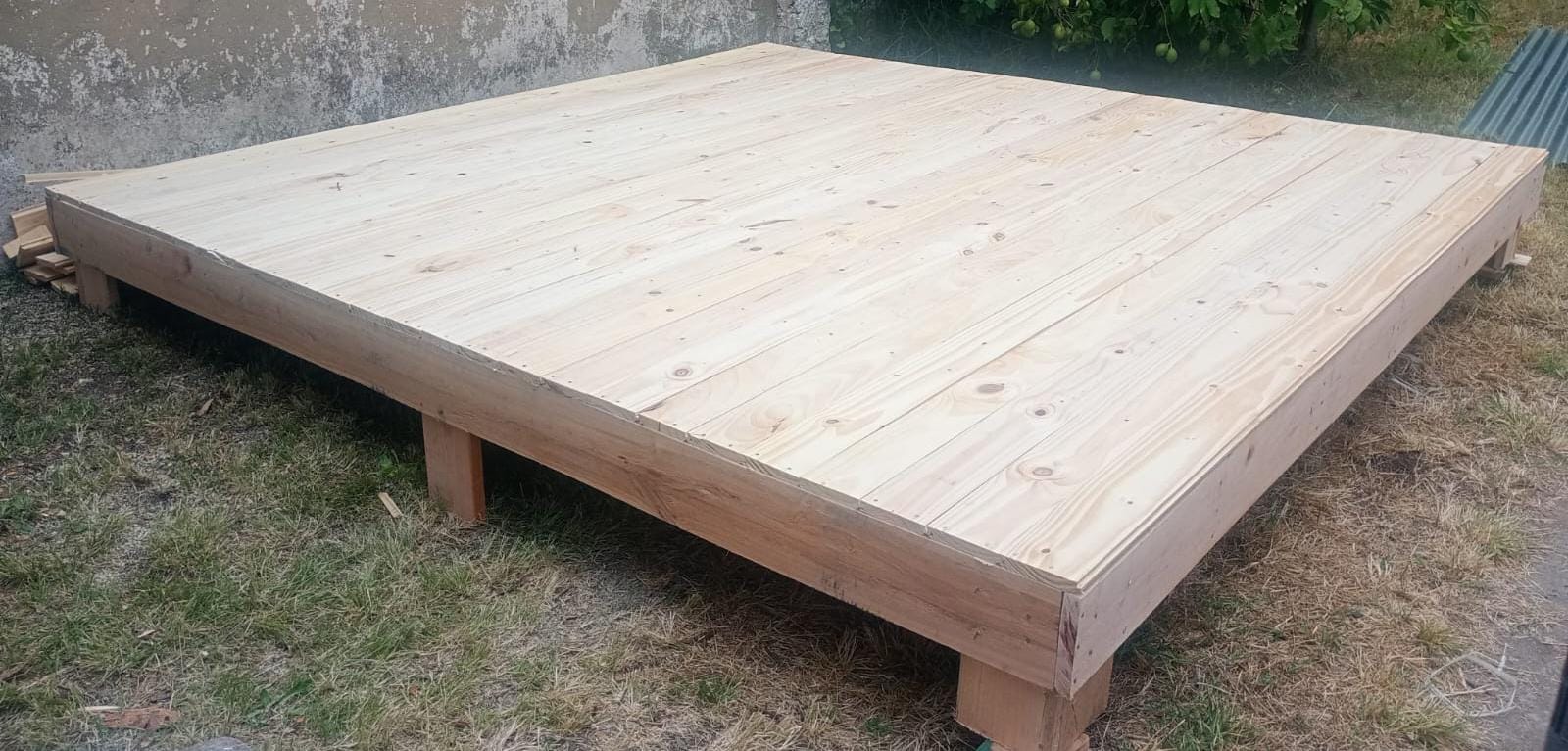 Plataforma estructural de madera lista para el armado de la vivienda