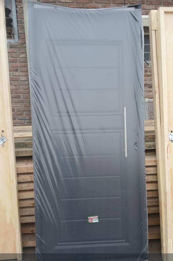 Puerta de chapa reforzada embalada, foto real del fabricante