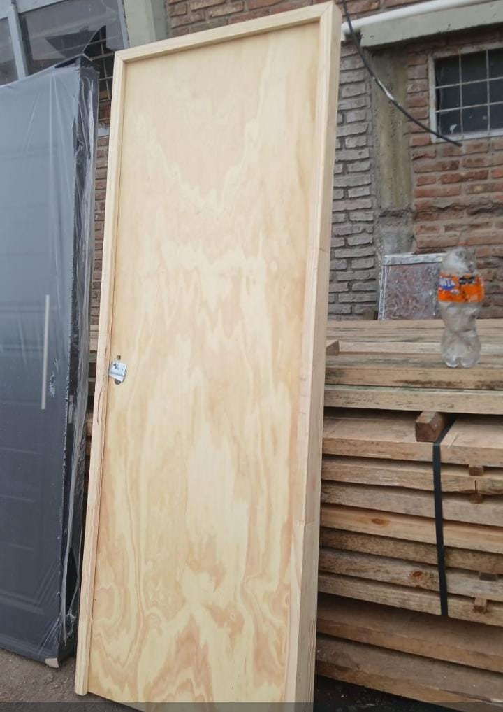 Puerta interior de madera provista por el fabricante