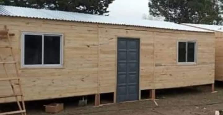 Vivienda de madera amplia con techo de chapa y aberturas de aluminio