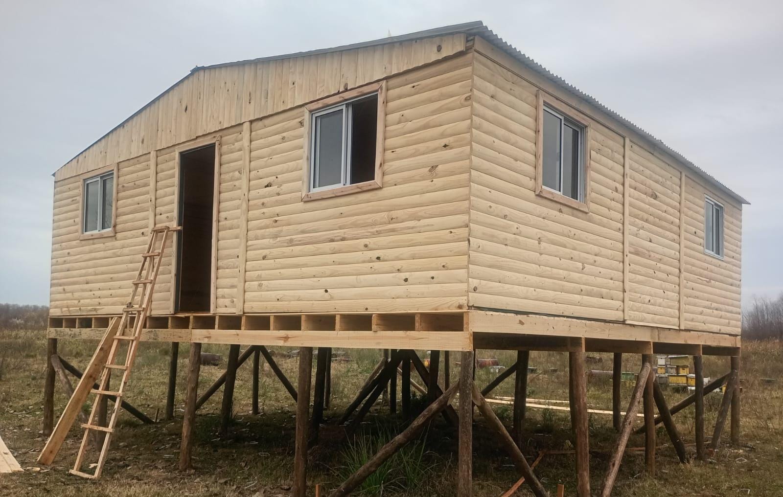 Vivienda de madera elevada sobre pilotes