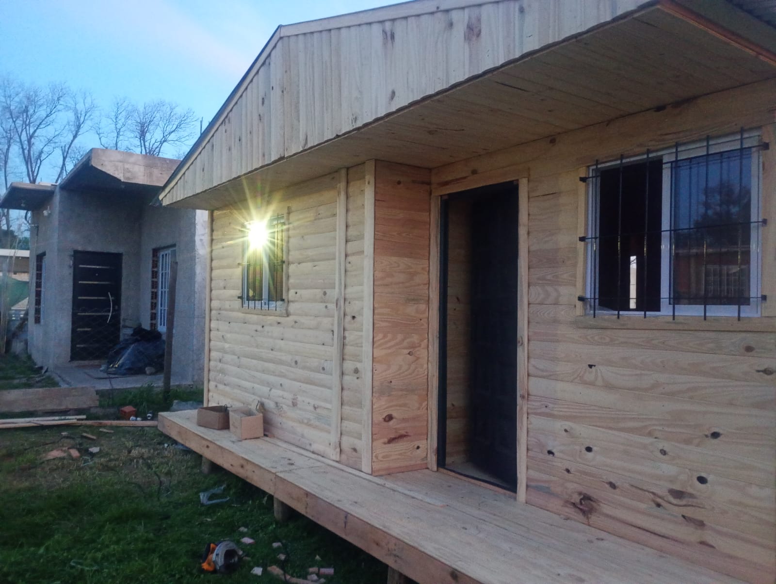 Vivienda de madera real instalada en un terreno